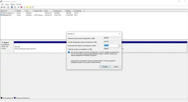 Zarządzanie dyskami w Windows 11: okno "Zmniejsz C:" pokazuje, jak podzielić dysk na partycje, wprowadzając ilość miejsca do zmniejszenia.