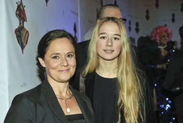 Pernilla August med sitt barn på en tillställning.