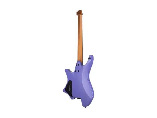 Fioletowa gitara elektryczna, idealna do nauki gry na gitarze elektrycznej. Jej nowoczesny kształt i drewniany gryf zachęcają do ćwiczeń.
