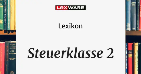 Lexikon-Eintrag "Steuerklasse 2" mit Hinweis auf Kinderfreibetrag. Bücherregal im Hintergrund.