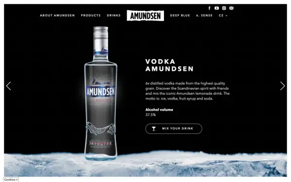 Szklana butelka Amundsen vodka na lodzie, z opisem 6x destylowana, idealna do drinków.