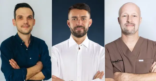 Trzech lekarzy: ortopeda w granatowej koszuli, chirurg w białej koszuli i lekarz w brązowym uniformie.