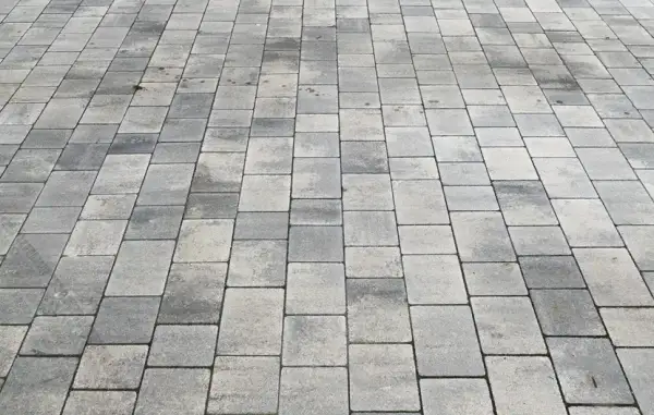 Jak ułożyć kostkę brukową bez zagęszczarki – proste kroki i porady