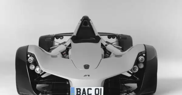 Biały, sportowy samochód BAC Mono z widocznym silnikiem i tablicą rejestracyjną "BAC 01".