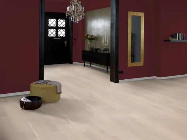 Ingresso con parquet rovere sbiancato: luminosità e stile, ma attenzione alla manutenzione.