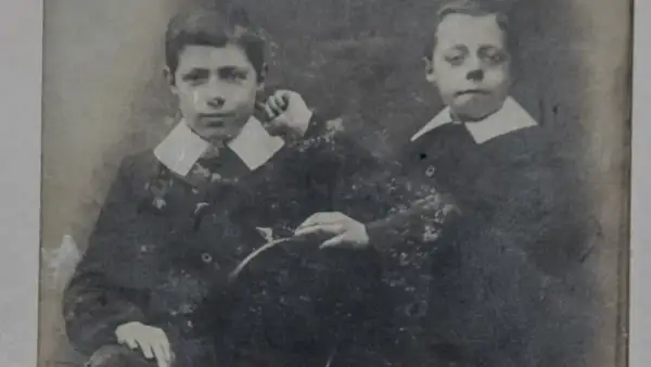 Dwaj chłopcy w strojach z epoki, być może młodzi adam mickiewicz dzieci, pozują do portretu.