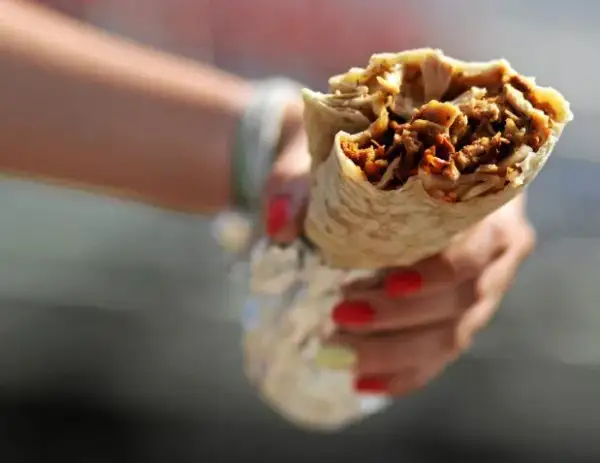 Ile kosztuje kebab z baraniny? Ceny w różnych miastach Polski