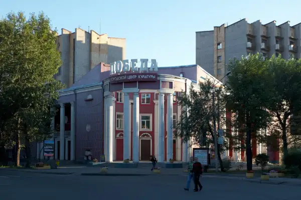 Dom kultury "Pobeda" w Abakanie, stolicy Chakasji, z kolumnami i napisem "Miejski Dom Kultury".