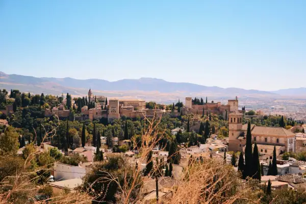 Widok na Alhambrę i miasto Granada. Warto zobaczyć to wspaniałe miejsce, pełne historii i piękna.
