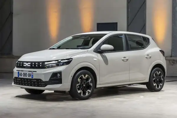 Biała Dacia Sandero 2026 z nowoczesnym designem, prezentowana w studiu.