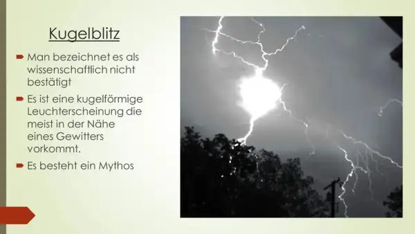 Gewitter mit Blitzen, die zeigen, wie entstehen blitze. Ein kugelförmiger Lichtball, der oft bei Gewittern auftritt.