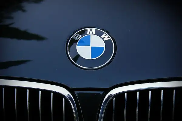 Logo BMW na ciemnym lakierze. To symbol niemieckiej precyzji i innowacji, co oznacza BMW.