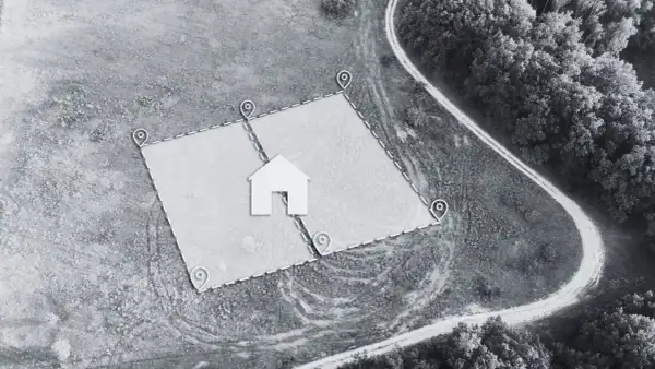 Widok z lotu ptaka na działkę z zaznaczonymi narożnikami i domkiem. Widać drogę i las, co pomaga określić odległość od granicy działki.