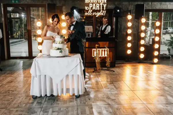 Para wesele kroi tort. DJ gra, a saksofony czekają na wesoły wierszyk na wesele dla dzieci.
