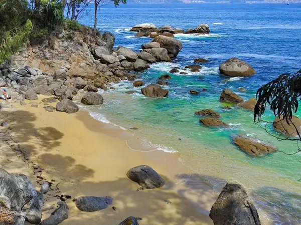 Arena dorada, aguas turquesas y rocas en las playas de Bueu. Un rincón idílico para disfrutar del mar.