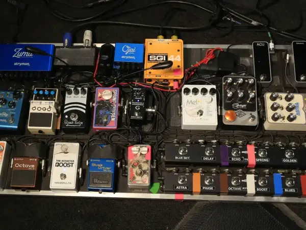 Mnóstwo efektów gitarowych na pedalboardzie, od Strymon po Boss. Gotowe do tworzenia niesamowitych brzmień.