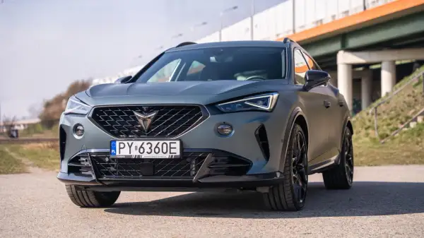 Szary Cupra Formentor z czarnymi felgami, gotowy na testy. Czy warto go kupić? Sprawdź nasze opinie!