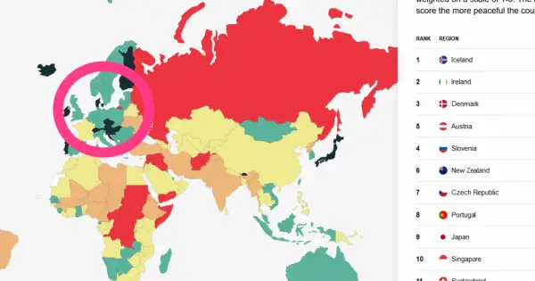 Mapa świata z zaznaczonymi najbezpieczniejszymi krajami świata. W Europie zielone obszary wskazują na wysoki poziom bezpieczeństwa.