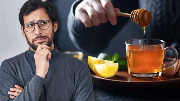 Hombre pensativo mira cómo añaden miel a un vaso de agua con limón y menta, ¿será la bebida perfecta para la noche?