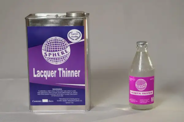Puszka i butelka z napisem "Lacquer Thinner" - benzyna lakowa do rozcieńczania lakierów.