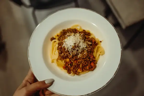En tallrik med tagliatelle och en mustig köttfärssås, kanske en ragu. Skillnad ragu och bolognese kan vara svår att se på en bild, men här är en härlig portion.