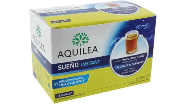 Caja de Aquilea Sueño Instant, con imagen de una taza de infusión y cielo nocturno. Promueve el descanso con infusiones relajantes.