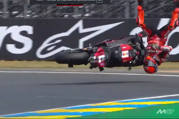 Marc Márquez sufre una aparatosa caída en carrera, saliendo volando de su moto en un momento dramático.