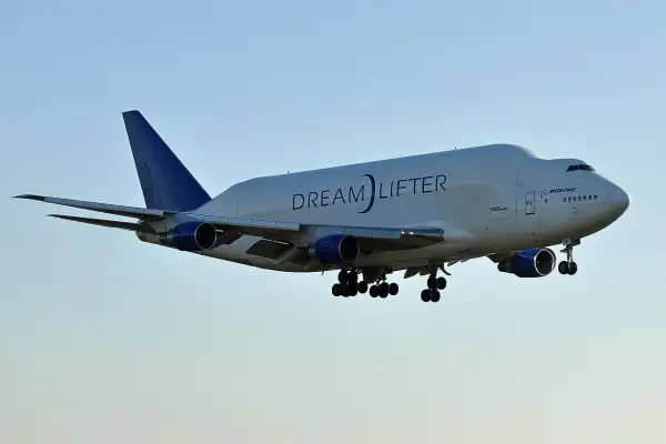 Der Boeing 747 Dreamlifter mit ausgefahrenem Fahrwerk im Landeanflug.