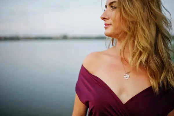 Perfekcyjna biżuteria do czerwonej sukienki: Sekrety stylu