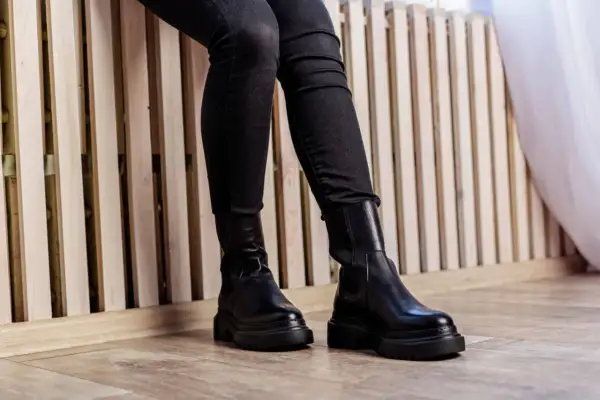 Czarne, dopasowane spodnie i masywne botki za kostkę to idealny duet. Zobacz, jak nosić spodnie do butów za kostkę, by stworzyć stylowy look.