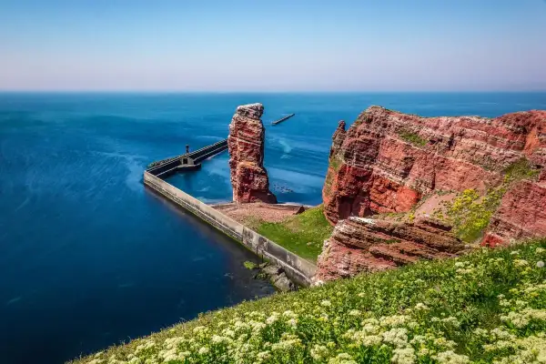 Felsen und Meer auf Helgoland. Hier kann man die Natur genießen, wandern und die einzigartige Felsformation "Lange Anna" bestaunen.