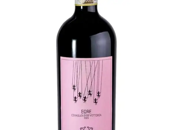 Bottiglia di Cerasuolo di Vittoria DOCG con etichetta rosa e disegno di bambini su altalene.