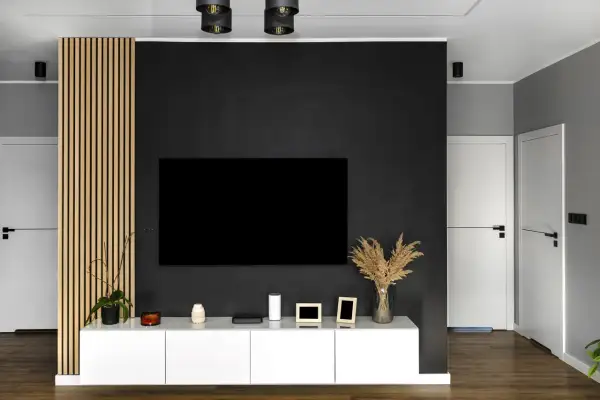 Pusta ściana nad TV? Zmień ją w centralny punkt salonu!