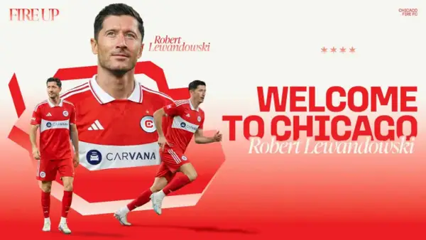 Robert Lewandowski w czerwonej koszulce Chicago Fire FC, z napisem "Welcome to Chicago".