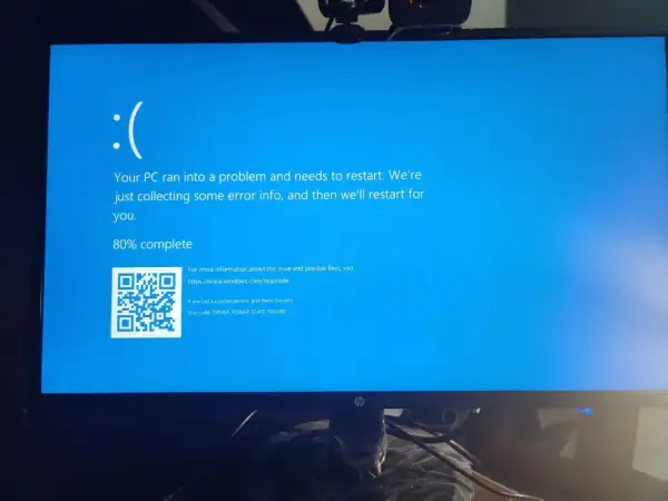 Niebieski ekran śmierci Windows z komunikatem "DRIVER POWER STATE FAILURE". Komputer zbiera informacje o błędzie.