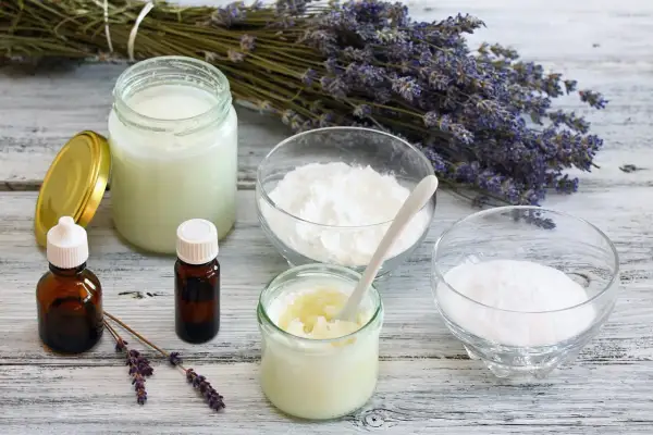 Zutaten für DIY Deo: Kokosöl, Natron, Speisestärke, ätherische Öle und Lavendel.