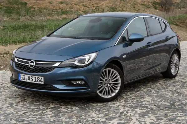 Opel Astra 1.4 Turbo 125 CV, azul, aparcado en calle empedrada. ¿Problemas con este modelo?
