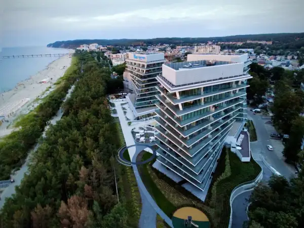 Nowoczesne apartamentowce Wave Międzyzdroje Resort & Spa przy plaży i lesie.