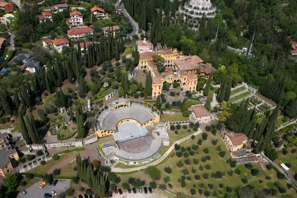 Vista aerea del Vittoriale degli Italiani, la casa di D'Annunzio sul Lago di Garda, con il suo anfiteatro e giardini.