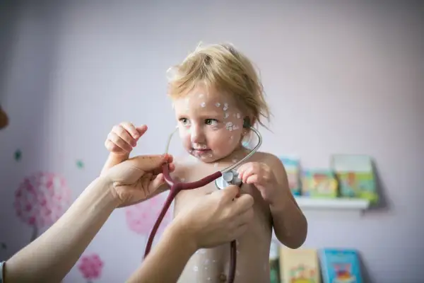 Jak zapobiec ospie po kontakcie? Medyczne fakty i szybkie kroki