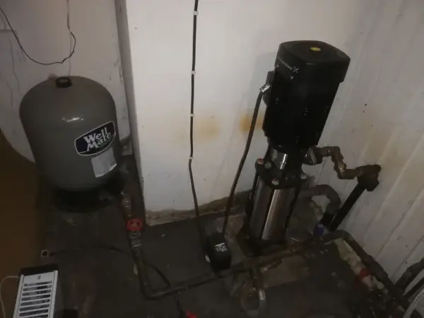 En hydropress med trycktank och pump för att säkerställa jämn vattentillförsel.