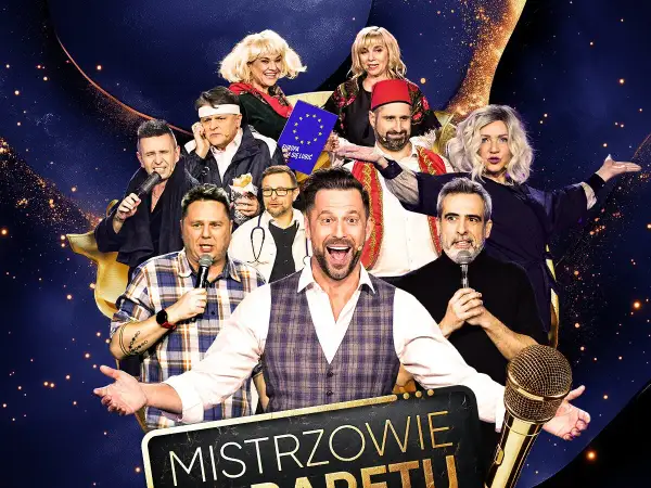 Grupa polskich artystów kabaretowych w strojach scenicznych, z mikrofonami, na tle nocnego nieba.