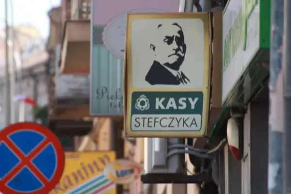 Znak Kasy Stefczyka z portretem patrona. Czy to bank? Nie, to spółdzielcza kasa oszczędnościowo-kredytowa, instytucja finansowa.