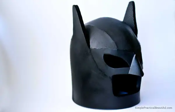 Maschera di Batman nera, con orecchie a punta, pronta per essere stampata e dare vita al tuo eroe.