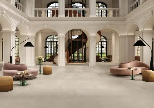 Hall d'entrée luxueux avec un carrelage au sens de pose carrelage 60x120, des arches, un ascenseur hélicoïdal et des meubles design.