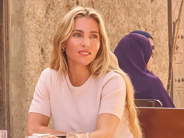 Elsa Pataky, con su melena rubia suelta, sonríe mientras disfruta de un momento al aire libre.