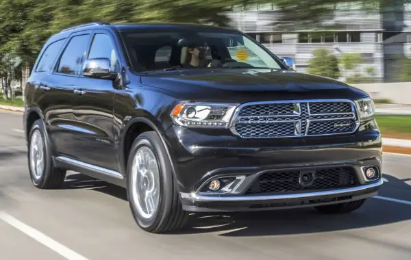 Czarny Dodge Durango w ruchu. Wiele osób szuka dodge durango opinie przed zakupem.