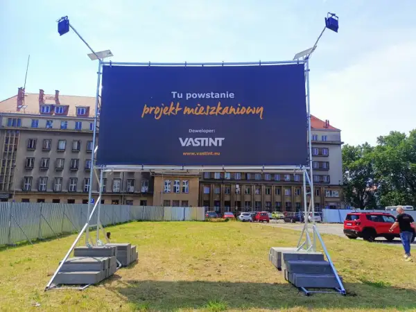 Ile kosztuje wynajem billboardu? Sprawdź ceny i ukryte koszty