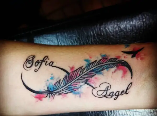 Tatuaż rytualny: nieskończoność z piórem, imionami Sofia i Angel oraz ptakiem.