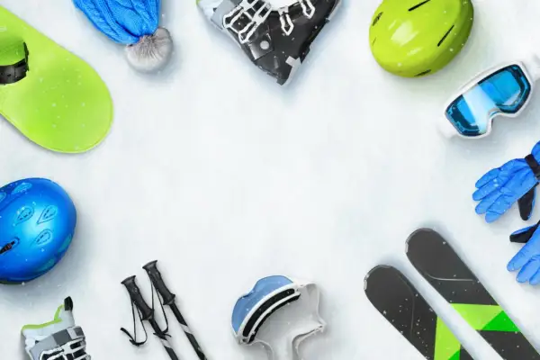 Narty, kask, gogle, rękawice i kijki narciarskie. Zastanawiasz się, ile kosztują narty i cały sprzęt?